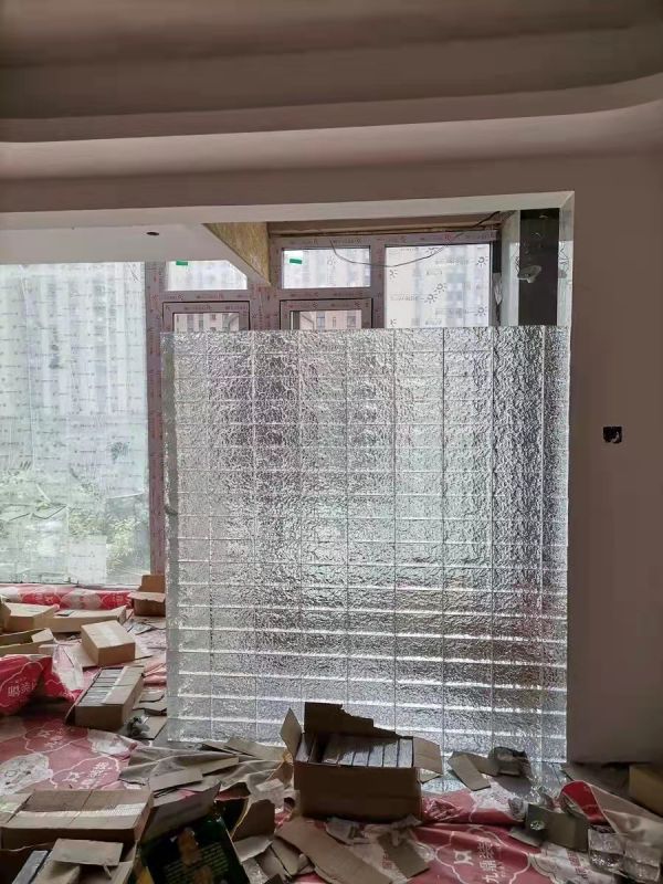 怎么在墙面上粘贴玻璃砖 办公室安装玻璃隔断好吗